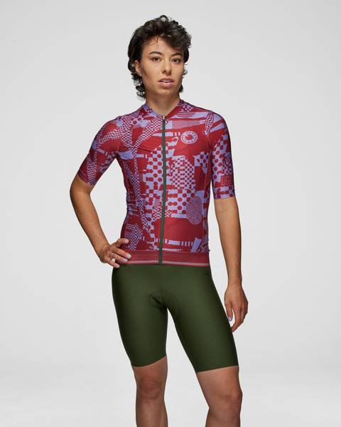 Model is wearing a size XS jersey and S bib shorts
